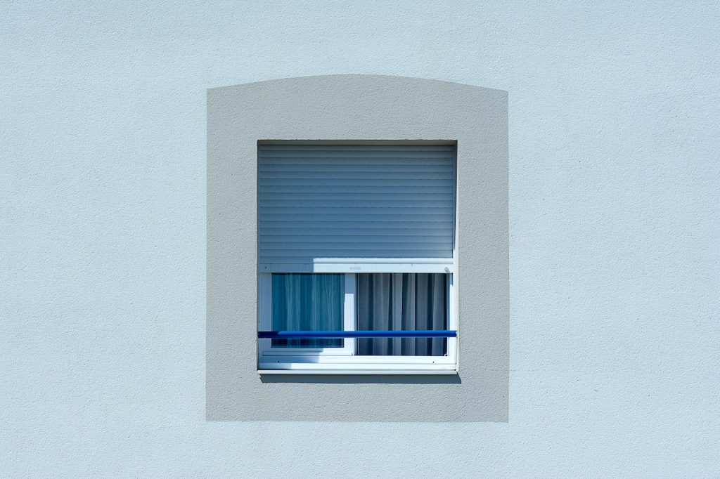 Jak łączyć rolety i zasłony